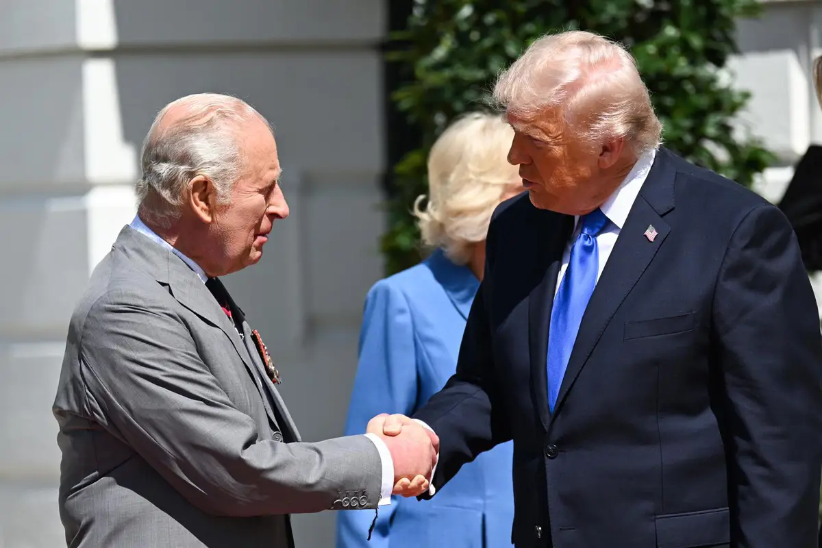 Trump informa sobre la reducción de aranceles al whisky británico tras la visita de Carlos III