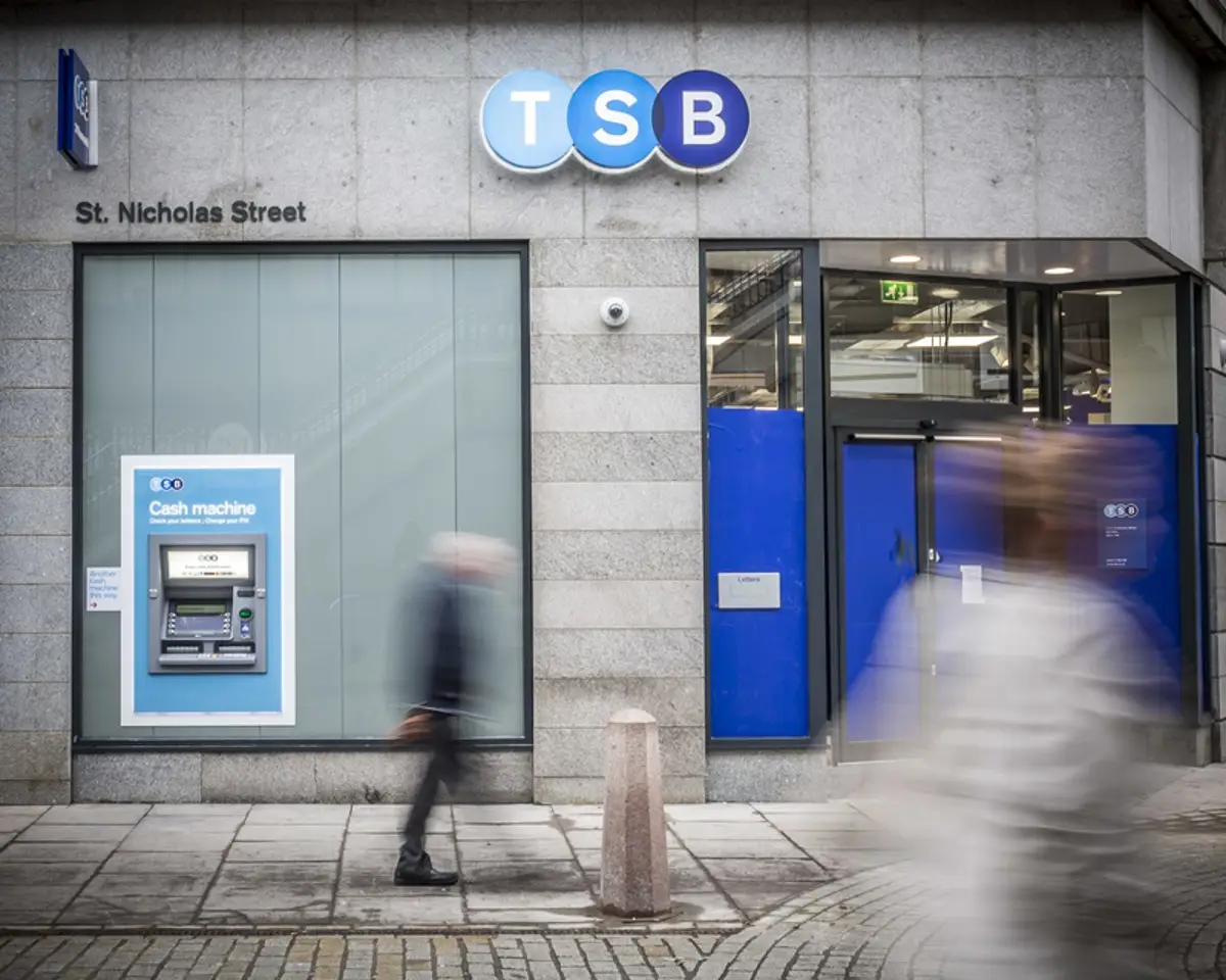 Sabadell vende TSB a Santander por 3.300 millones y pagará el ‘macrodividendo’ el 29 de mayo Sabadell vende TSB a Santander por 3.300 millones y pagará el ‘macrodividendo’ el 29 de mayo
