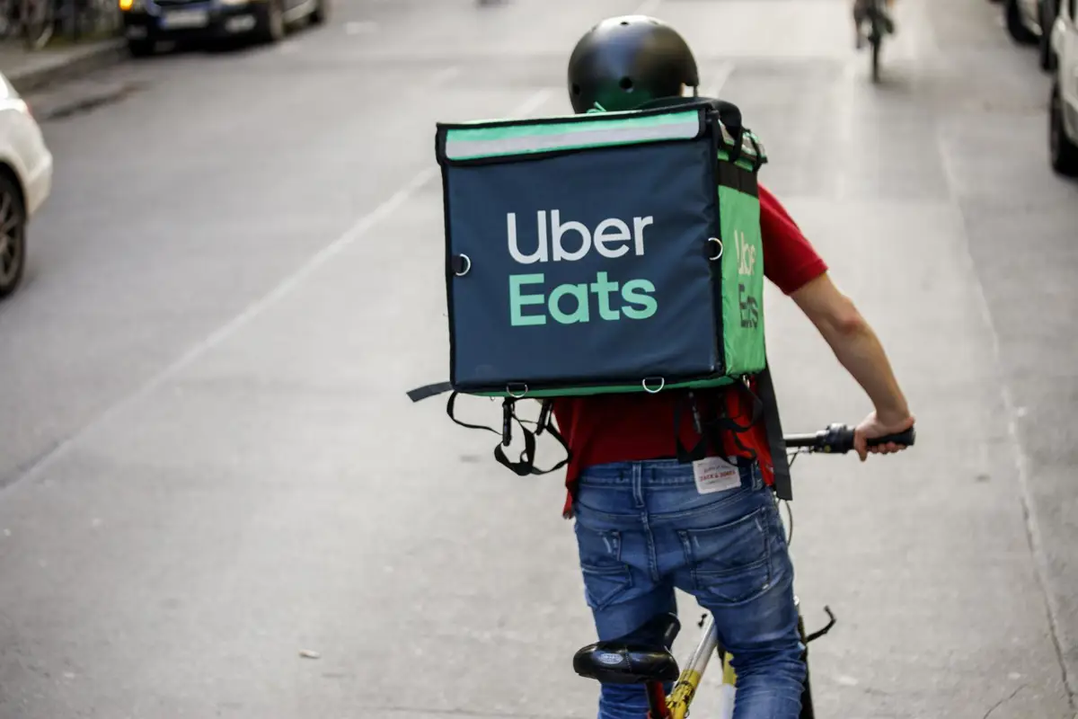 Uber Eats acepta una deuda de 110 millones por contribuciones de 60,000 falsos autónomos